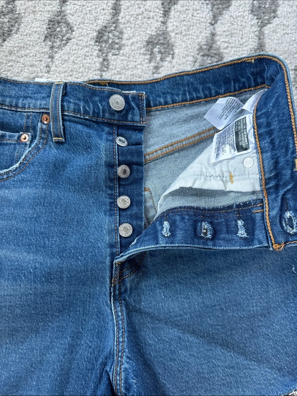 NWT Levi’s Ribcage Jean Short Cut Offs 28